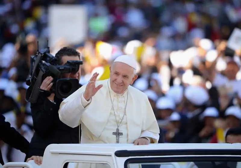 Папа Франциск заседна в асансьор, закъсня за неделната молитва