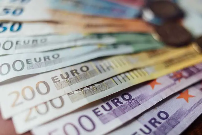 Фич: България може да приеме еврото през 2023 г.