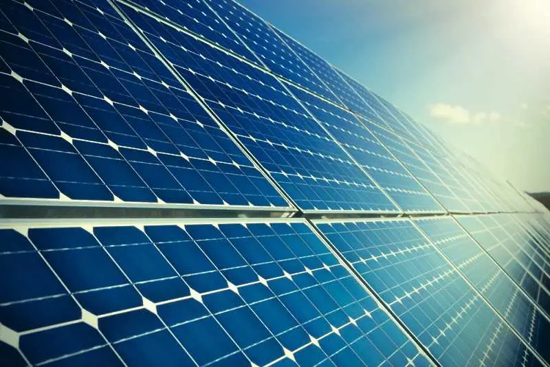 Светът инвестира най-много в слънчева енергия