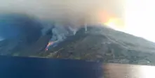 Вулканът на италианския остров Стромболи изригна и предизвика пожари