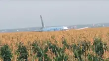 Самолет кацна аварийно в царевична нива в Русия, има ранени (видео)