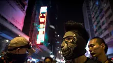 Хонконг забрани на протестиращите да носят маски