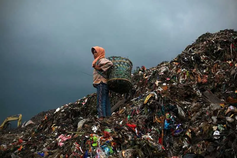 Индонезия връща тонове отпадъци на Запада