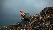Индонезия връща тонове отпадъци на Запада