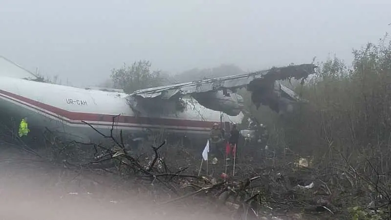 Трима загинали и трима ранени при аварийно кацане на транспортен самолет в Украйна