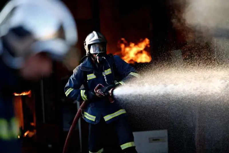 Огромен пожар в Истанбул, гори химически завод