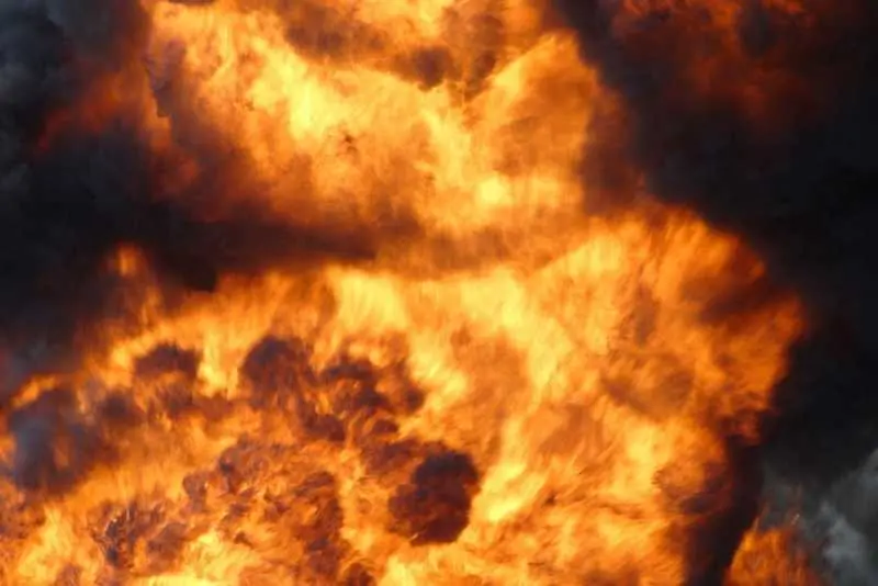 Нападения с дронове са предизвикали пожар в две големи петролни инсталации в Саудитска Арабия