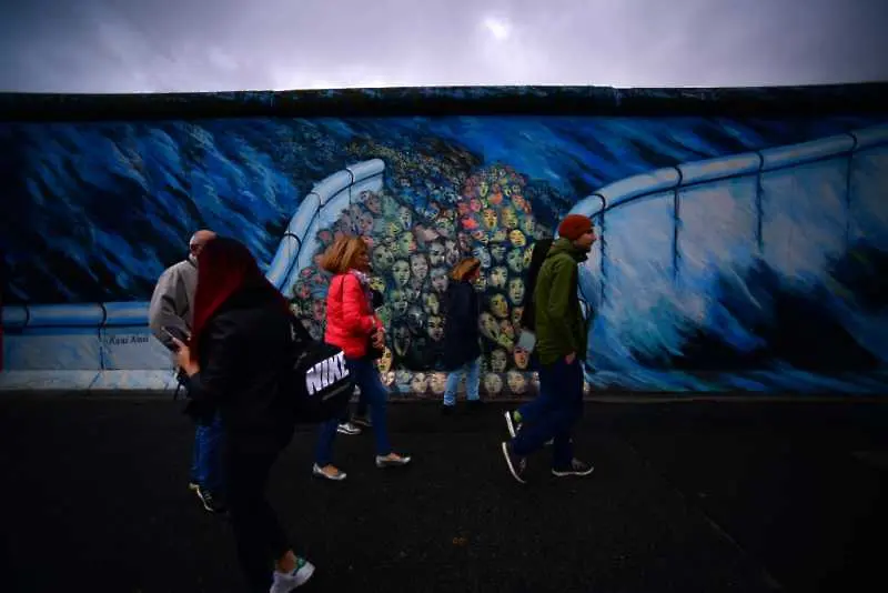 Трийсет години след падането на Берлинската стена, стените отново се завръщат