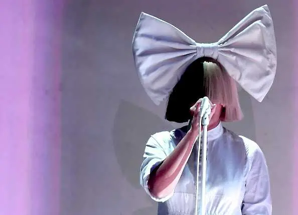 Поп звездата Sia страда от рядка болест