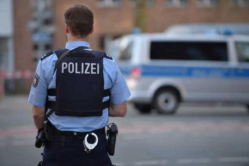 Двама души са убити при стрелба край синагога в Германия