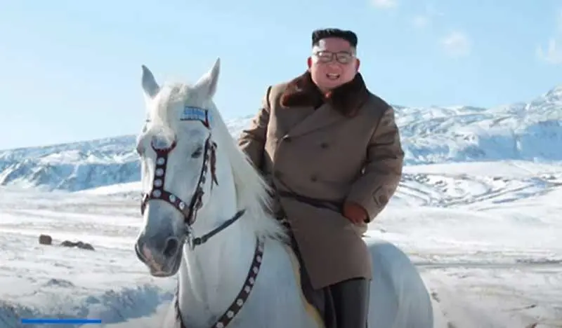 Ким Чен-ун изкачи на бял кон най-високия връх на Корейския полуостров