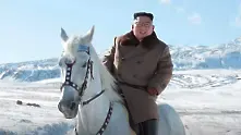 Ким Чен-ун изкачи на бял кон най-високия връх на Корейския полуостров