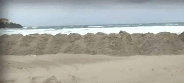 Жители на Созопол на протест заради изграждането на диги на плажа