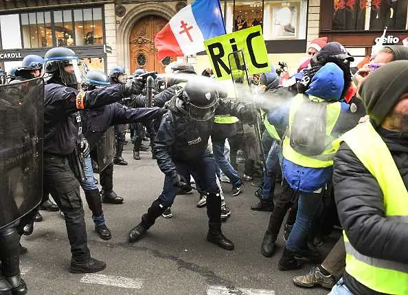 Улични битки в Париж, жълтите жилетки палят и хвърлят павета по полицията
