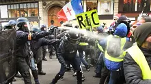 Улични битки в Париж, жълтите жилетки палят и хвърлят павета по полицията