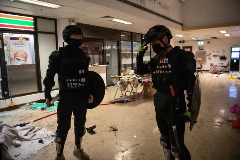 Десетки остават барикадирани в кампус в Хонконг, след като САЩ подкрепиха демонстрантите