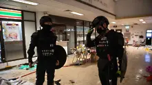Десетки остават барикадирани в кампус в Хонконг, след като САЩ подкрепиха демонстрантите