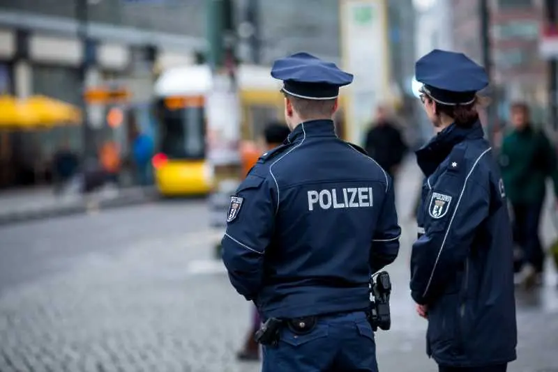 21 души пострадаха в Германия, след като автобус се вряза в спирка