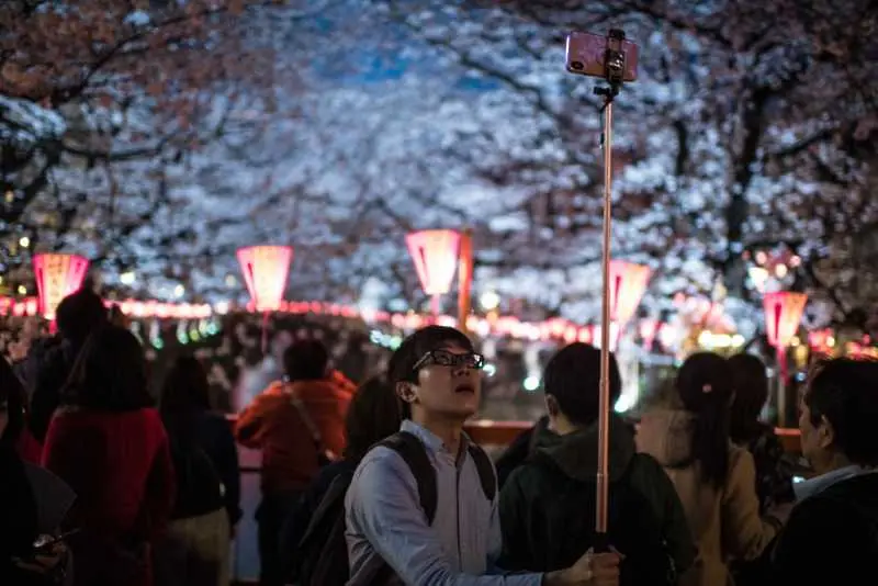  Забраняват селфи пръчките на парада по случай възкачването на престола на японския император Нарухито