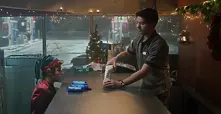 Елф купува Oreo за Дядо Коледа