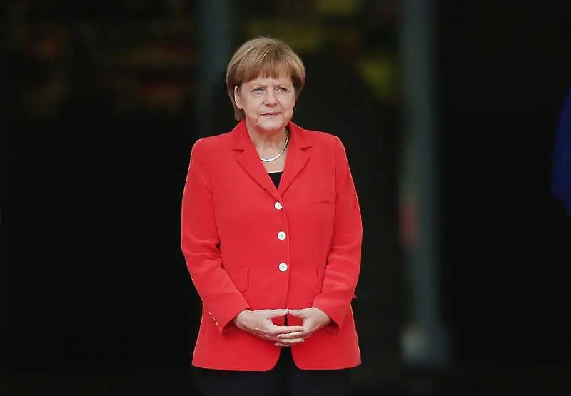 Меркел защити НАТО от критиките на Макрон