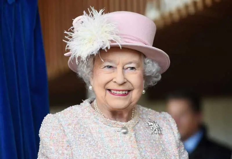 Кралица Елизабет II търси директор социални мрежи