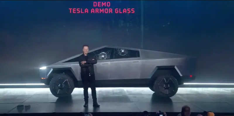 Мъск за гафа с пикапа на Tesla: Трябваше да ударим стъклото и чак след това вратата