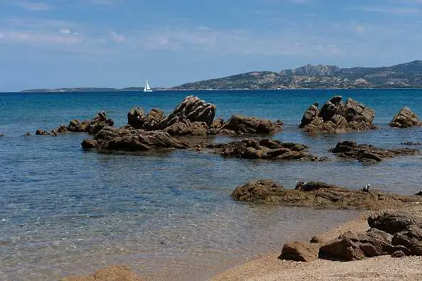 Туристи опитали да изнесат 10 тона пясък от плажовете на Сардиния