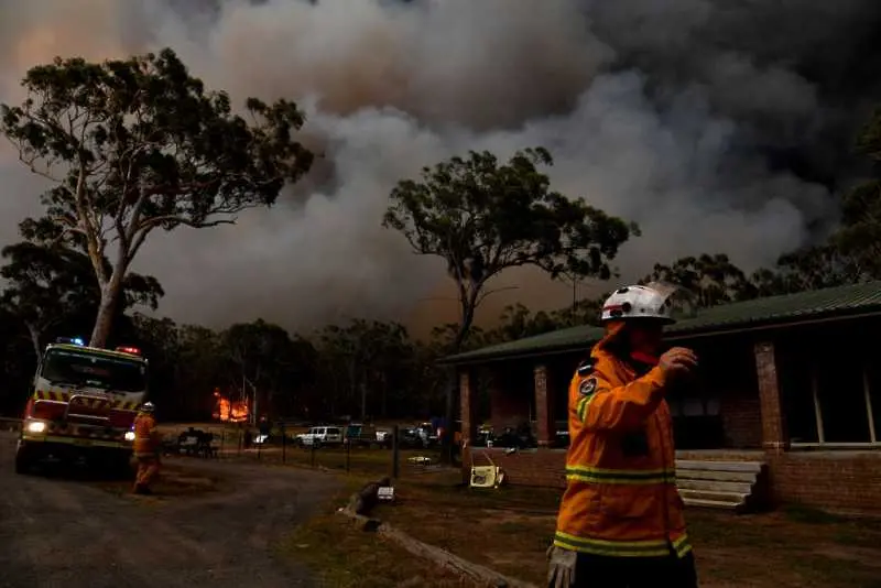Доброволците - единствената преграда пред пожарите в Австралия