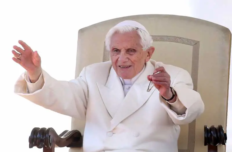 Бившият папа Бенедикт XVI се обяви против премахването на безбрачието при свещеници