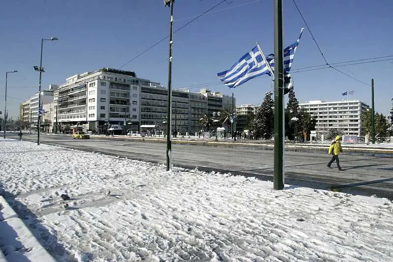Сняг и студ сковаха Гърция