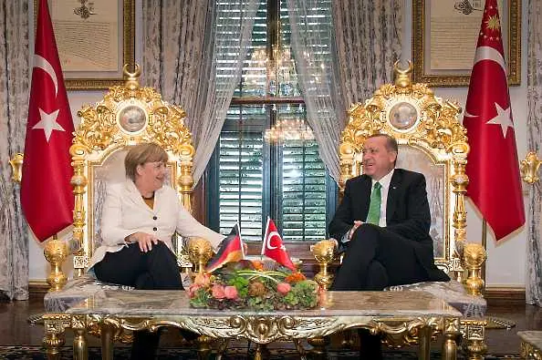 Ердоган подари огледало на Меркел (видео)