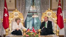Ердоган подари огледало на Меркел (видео)