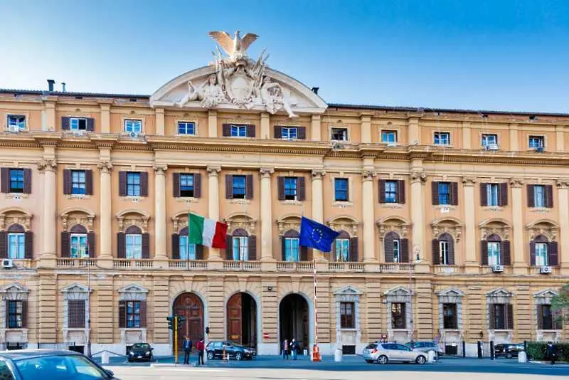 Италия готви референдум за намаляване броя на депутатите