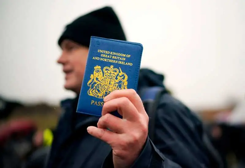 Великобритания отново ще издава сини паспорти