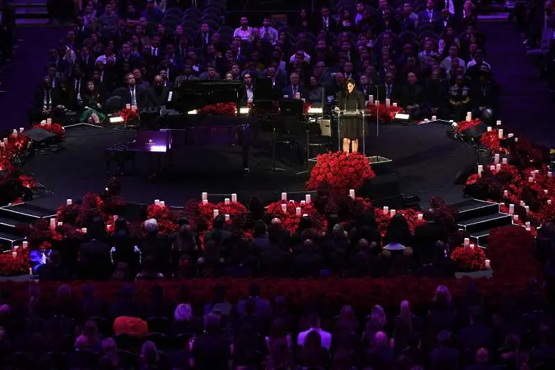 Хиляди почетоха паметта на Коби и Джианна Брайънт в Лос Анджелис