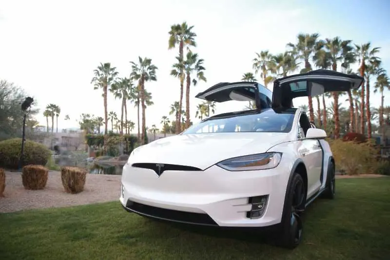 Tesla изтегля 15 000 електромобила за ремонт