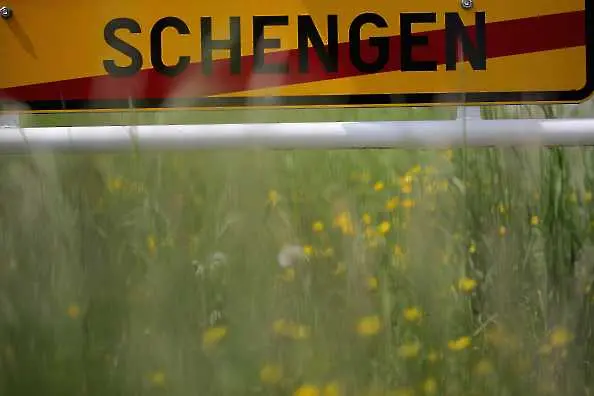 Швейцария въвежда граничен контрол и за страните от Шенген. Полша удължава затварянето на границите до 13 април