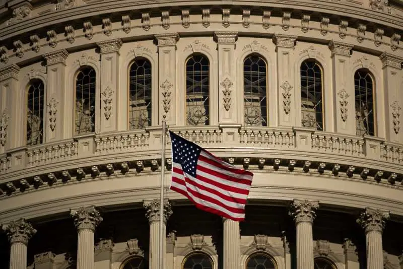 Сенатът на САЩ одобри спасителния пакет за икономиката от 2,2 трилиона долара