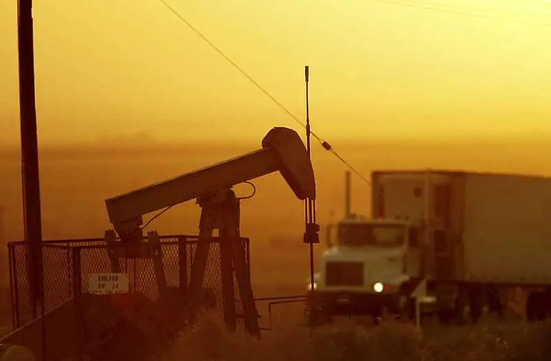 Сривът в търсенето на петрол оставя ценовата война на втори план