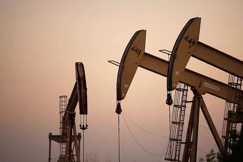 Американският суров петрол изненада с рекорден ръст в четвъртък,  днес продължава да поскъпва