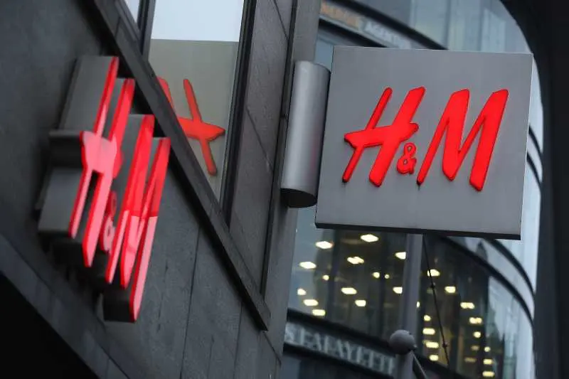 H&M започва да произвежда защитно облекло за медици