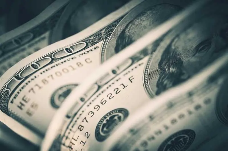 Доларът се понижи след стимулиращия пакет на САЩ от $2 трилиона