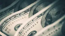 Доларът се понижи след стимулиращия пакет на САЩ от $2 трилиона