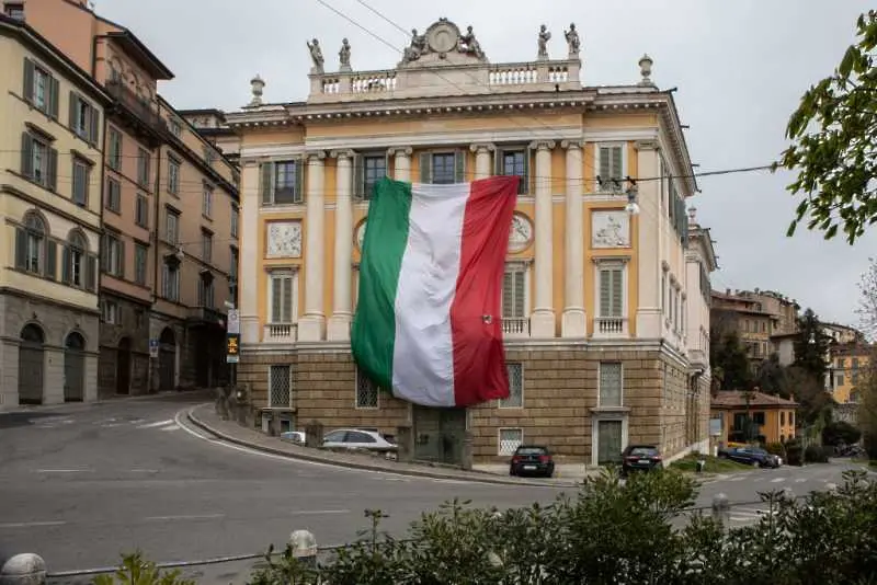 Едноминутно мълчание и свалени наполовина знамена за жертвите на COVID-19 в Италия