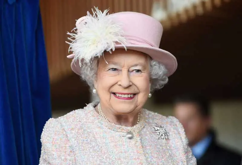 Кралица Елизабет Втора с окуражаваща реч пред нацията