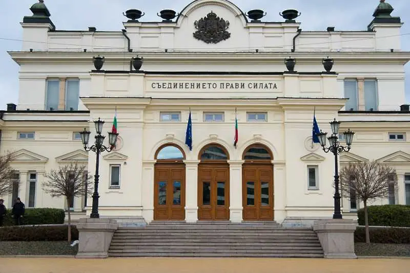 След края на извънредното положение - поправки в над 10 закона и 3 кодекса гласува парламентът