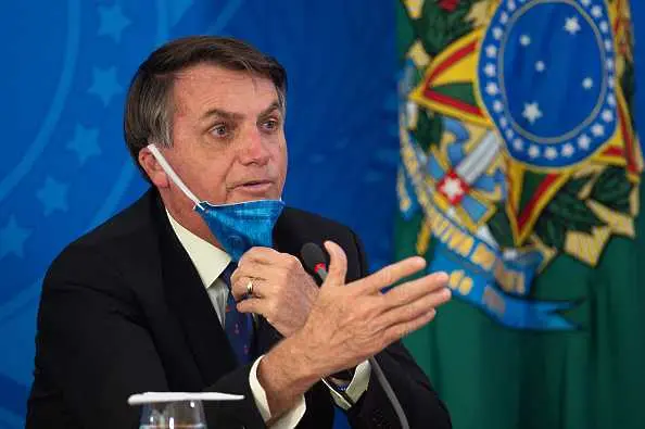 Болсонаро уволни здравния министър на Бразилия