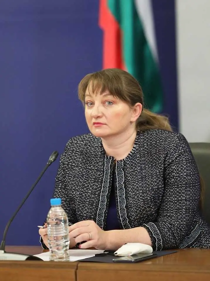 Министър Сачева: Мая Манолова гледа на политиката като на хазарт