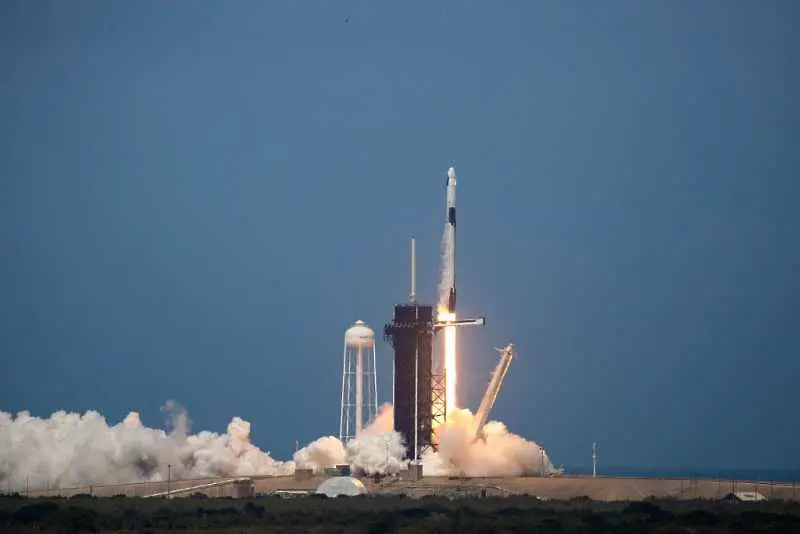 SpaceX и НАСА успешно изстреляха капсулата „Дракон“ в орбита